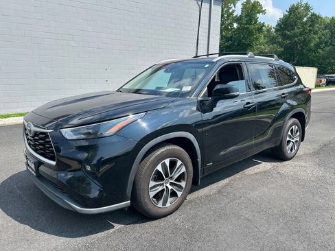 Used 2022 Toyota Highlander XLE AWD/4WD image 14