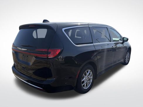 Used 2025 Chrysler Pacifica Select image 6