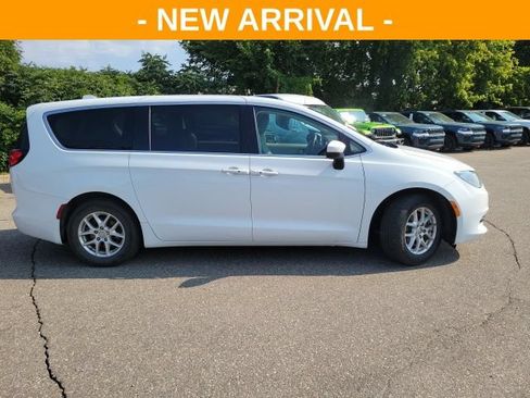 Used 2017 Chrysler Pacifica Touring FWD image 2