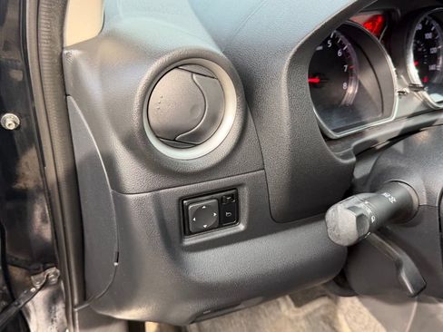 Used 2014 Nissan Versa SV FWD image 14