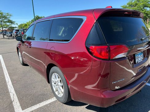 Used 2017 Chrysler Pacifica Touring FWD image 4