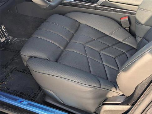 Used 2025 BMW i7 xDrive60 image 4