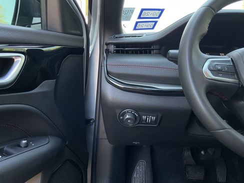 Used 2025 Jeep Compass Trailhawk image 25