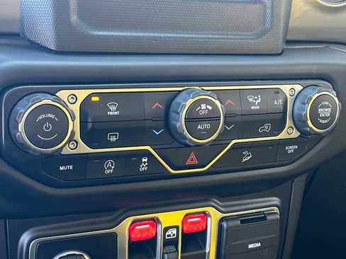 Used 2019 Jeep Wrangler Unlimited Sahara image 21