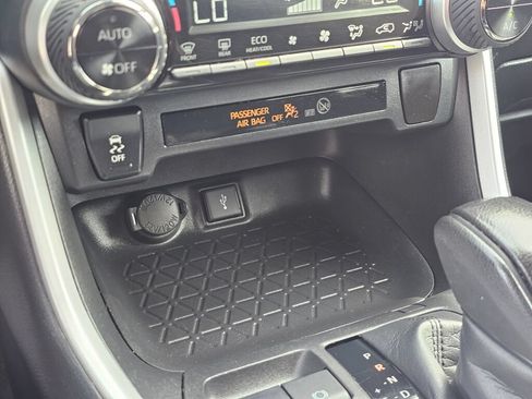 Used 2021 Toyota RAV4 XLE AWD/4WD image 35