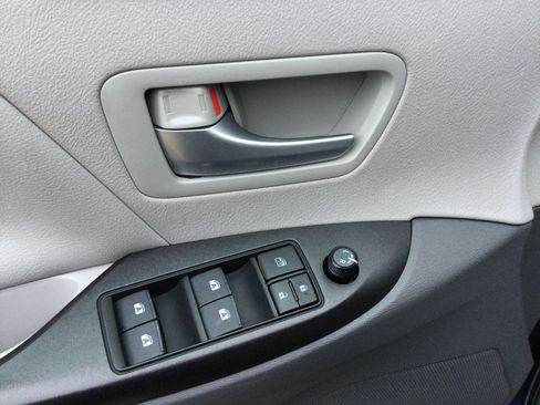 Used 2018 Toyota Sienna LE FWD image 11