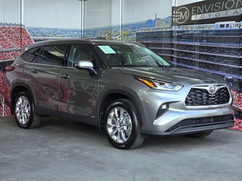 Certified 2026 Toyota Highlander Limited AWD/4WD image 1
