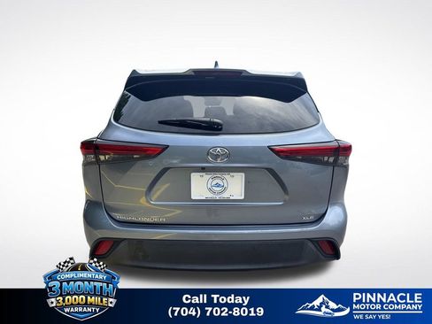 Used 2022 Toyota Highlander XLE FWD image 5