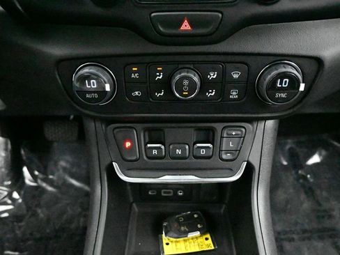 Used 2020 GMC Terrain SLE w/ Driver Convenience Package AWD/4WD image 12