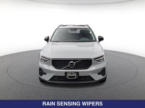 Used 2024 Volvo XC40 B5 Core AWD/4WD image 2