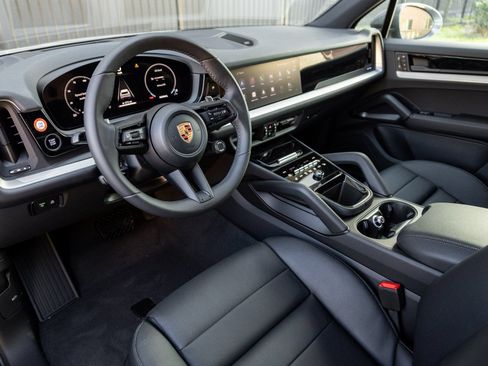Certified 2026 Porsche Cayenne AWD/4WD image 4
