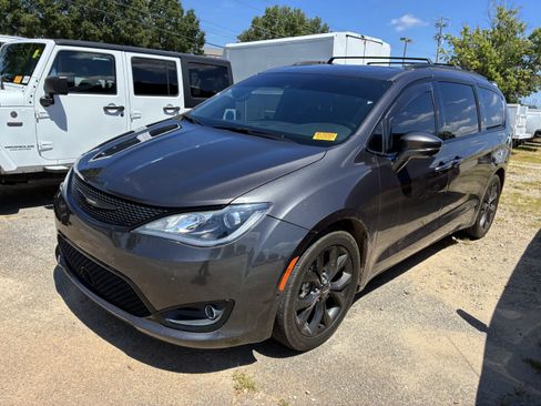 Used 2019 Chrysler Pacifica Limited w/ Advanced Safetytec Group FWD image 3
