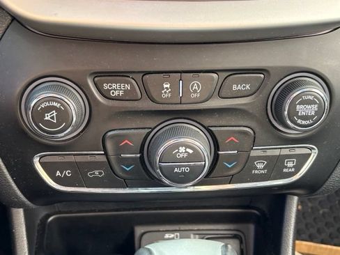 Used 2017 Jeep Cherokee Trailhawk AWD/4WD image 19