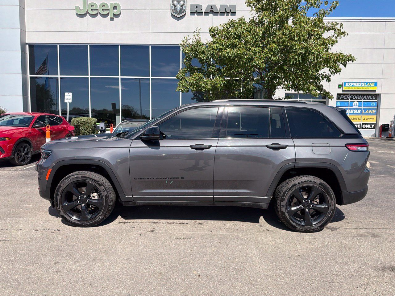 Used 2023 Jeep Grand Cherokee Altitude AWD/4WD image 5