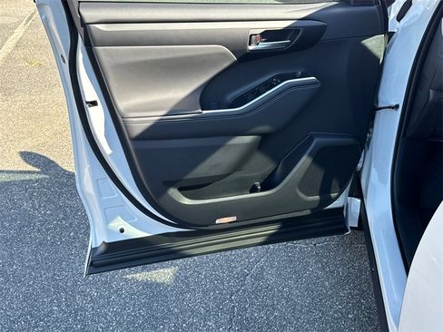 New 2025 Toyota Highlander XLE image 10