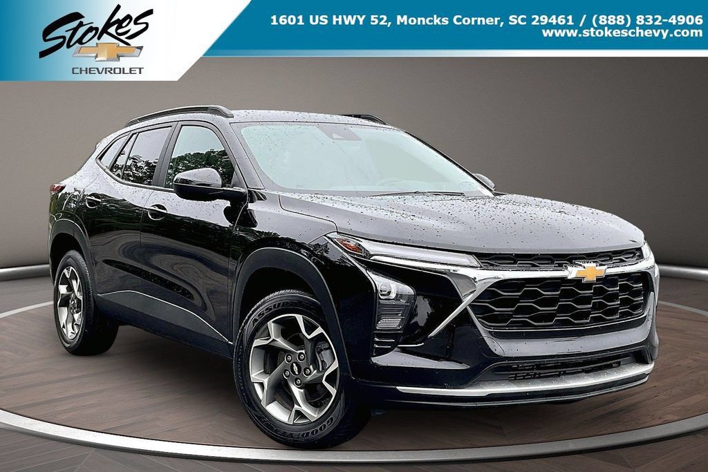 Used 2025 Chevrolet Trax LT FWD image 1