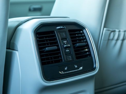 Certified 2022 Porsche Macan AWD/4WD image 40