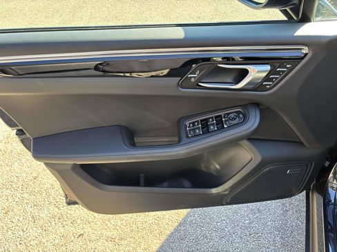 Used 2026 Porsche Macan AWD/4WD image 22