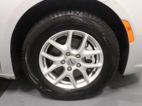 Certified 2024 Chrysler Pacifica Touring-L FWD image 24