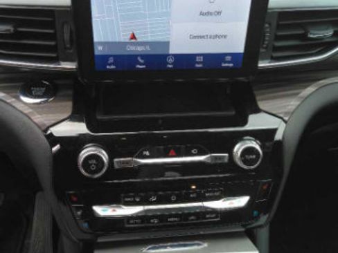 Used 2022 Ford Explorer Limited w/ Equipment Group 301A AWD/4WD image 3