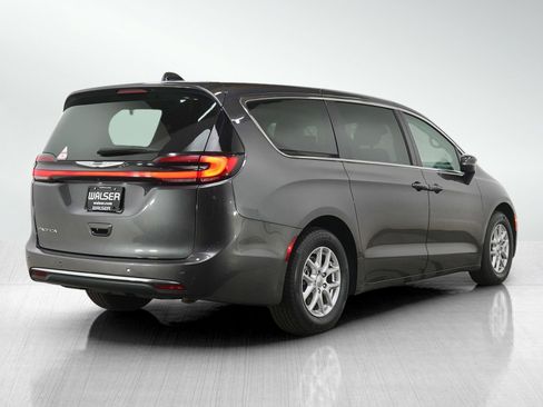Used 2023 Chrysler Pacifica Touring-L FWD image 5