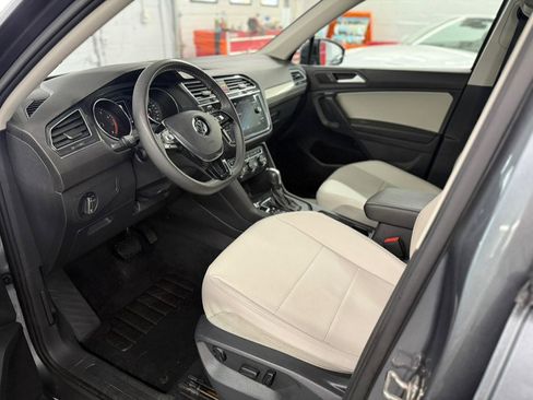 Used 2021 Volkswagen Tiguan SE w/ Panoramic Sunroof Package image 17