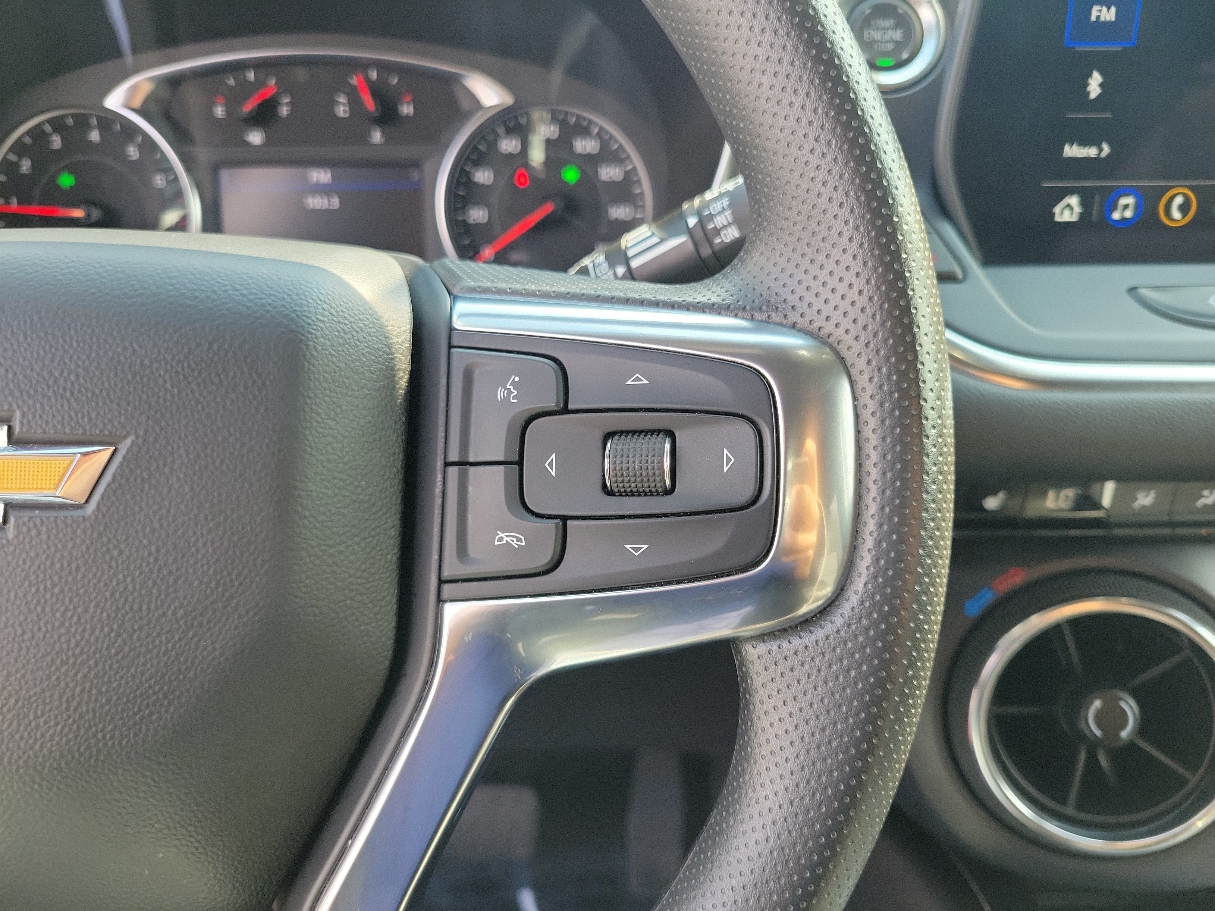 Used 2025 Chevrolet Blazer LT FWD image 23