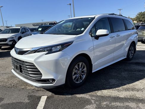 Used 2025 Toyota Sienna XLE image 7