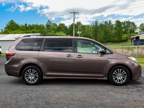 Used 2018 Toyota Sienna XLE FWD image 2