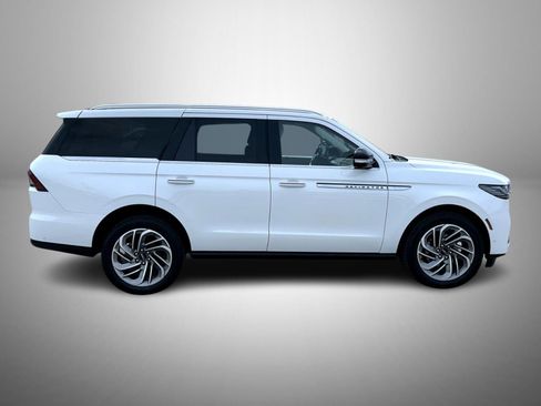 Used 2025 Lincoln Navigator Reserve AWD/4WD image 4