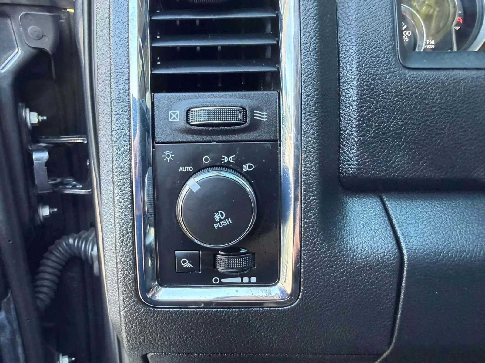 Used 2016 RAM 1500 Laramie w/ Convenience Group AWD/4WD image 17