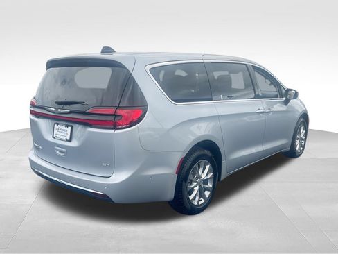 Used 2023 Chrysler Pacifica Touring-L AWD/4WD image 8