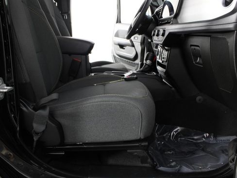 Used 2025 Jeep Wrangler Unlimited Sahara AWD/4WD image 19