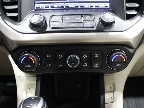 Used 2019 GMC Acadia Denali w/ Technology Package AWD/4WD image 19