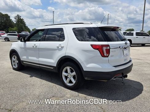 Used 2018 Ford Explorer XLT w/ Equipment Group 202A FWD image 7