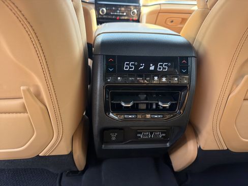 Used 2025 Jeep Grand Cherokee L Summit AWD/4WD image 18