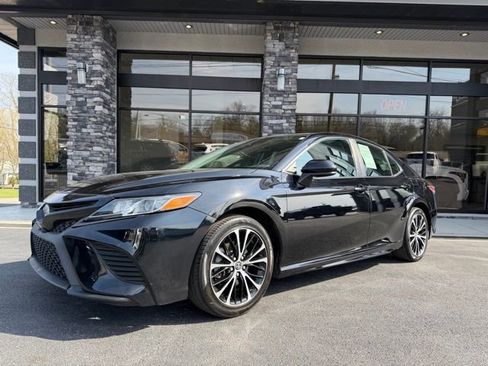 Used 2019 Toyota Camry SE w/ Carpet Mat Package image 6