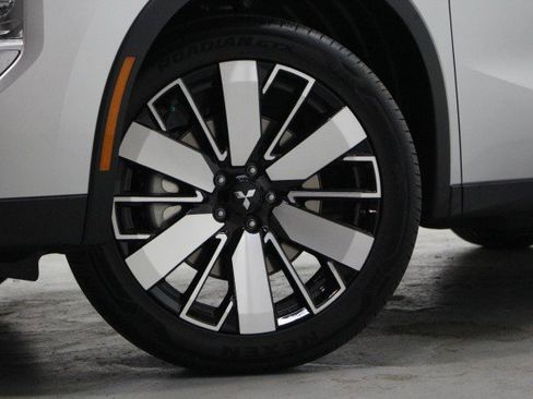 New 2025 Mitsubishi Outlander SE image 3