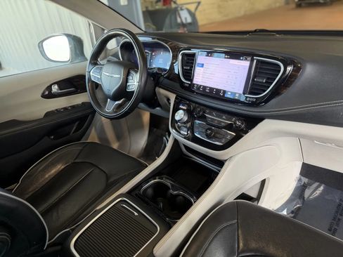 Used 2022 Chrysler Pacifica Limited FWD image 23