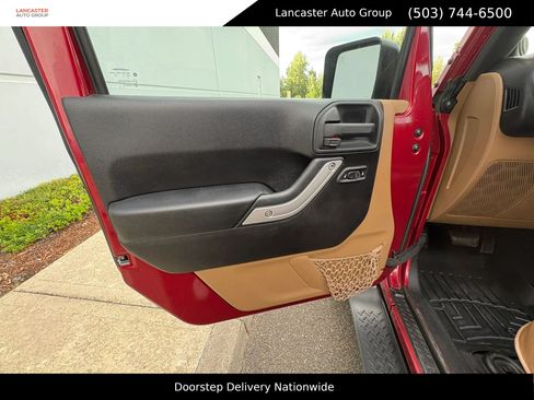 Used 2013 Jeep Wrangler Unlimited Sahara w/ Connectivity Group AWD/4WD image 9
