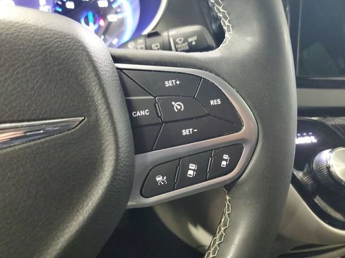 Used 2024 Chrysler Pacifica Touring-L FWD image 25