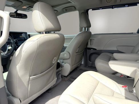 Used 2016 Toyota Sienna XLE image 36