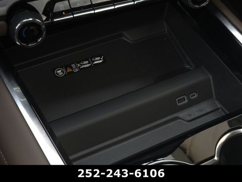 Used 2025 Chevrolet Suburban High Country AWD/4WD image 13