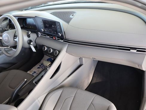 Used 2025 Hyundai Elantra SE image 39