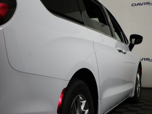 Used 2025 Chrysler Pacifica Select FWD image 5