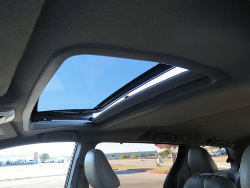 Used 2011 Toyota Sienna XLE image 30