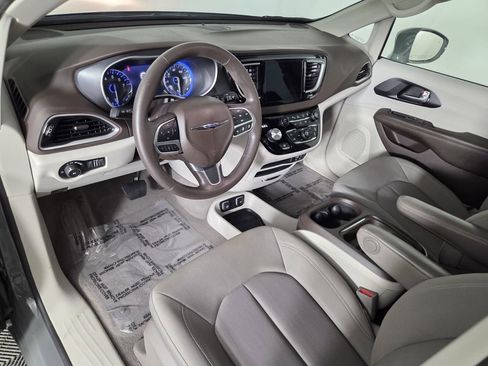 Certified 2020 Chrysler Pacifica Touring w/ Advanced Safetytec Group image 11