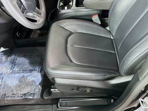 Used 2025 Chrysler Pacifica Select FWD image 27