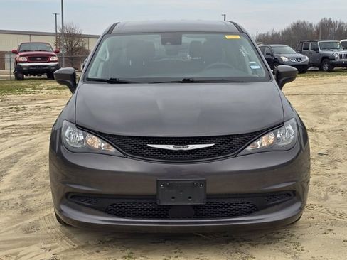 Used 2023 Chrysler Voyager LX image 4