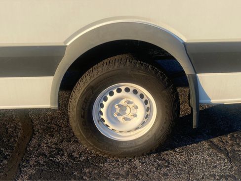 Used 2015 Freightliner Sprinter 2500 image 32